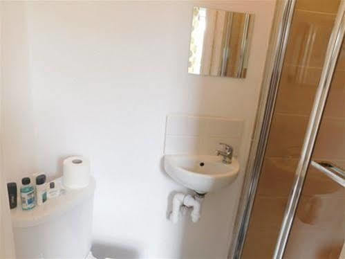 Spencer Inn Apartments Харроу Экстерьер фото